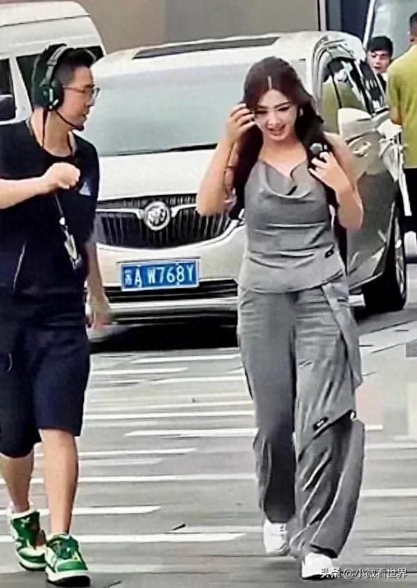 张含韵路透照胖胖的，和精修图差别较大，真实状态下和普通人一样