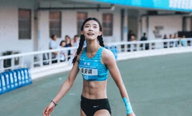 腹肌女神吴安琪比夏思凝还年轻，只有她站在吴艳妮一侧：妮姐很棒