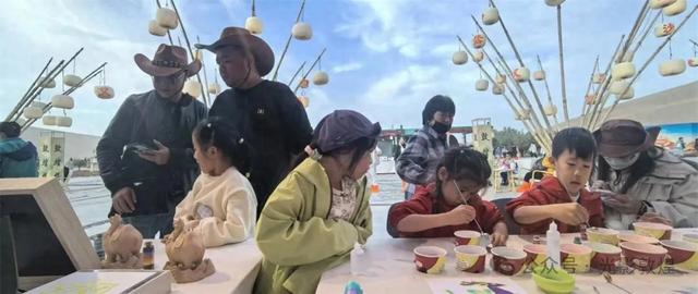 敦煌沙画惊艳亮相月牙泉“敦煌集”，引众游客围观体验