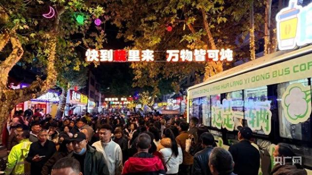 文旅局长街头送文创宠客，奶茶、炖锅、桃酥门店排长龙！广德“三件套”带火跨省游