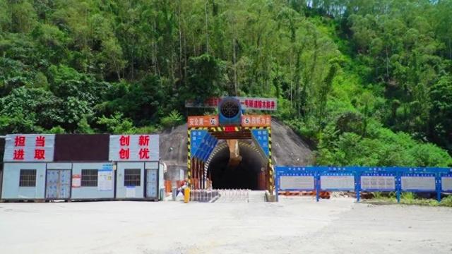南珠高铁玉林北至岑溪东段天星一号隧道，安全顺利贯通！