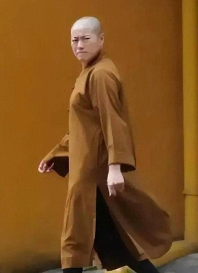 “风流尼姑”释智定落网，白天穿僧袍念经，晚上与和尚醉生梦死！