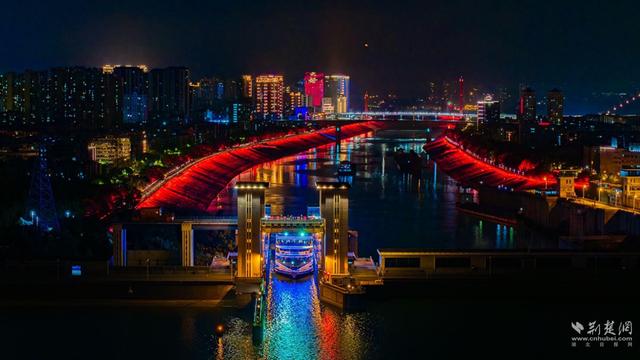 活力中国调研行｜登上全球载电最大纯电游船，体验葛洲坝过闸：8分钟抬水22米