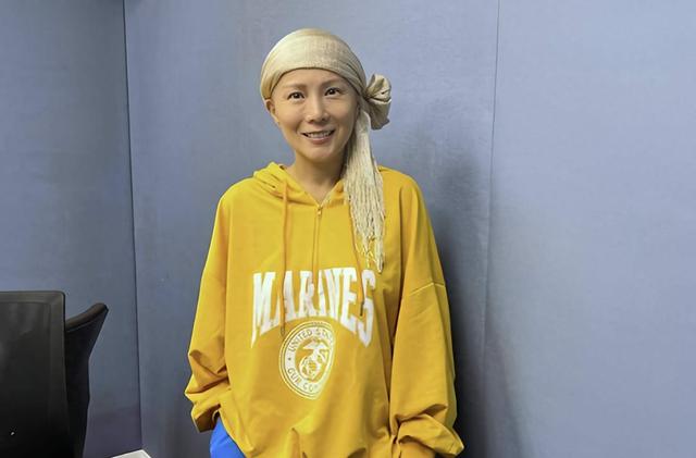 香港知名女星乳腺癌复发，头发掉光裹头巾出镜，做按摩发现病情