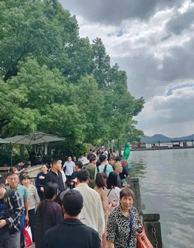 五一杭州彻底挤爆！西湖断桥全是人，游客却纷纷坦言：再挤也值得