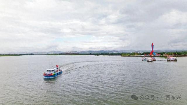 中越界河风景区“一船游两国”项目受游客青睐