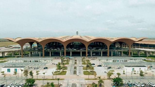 由中企承建的柬埔寨德崇国际机场正式通航