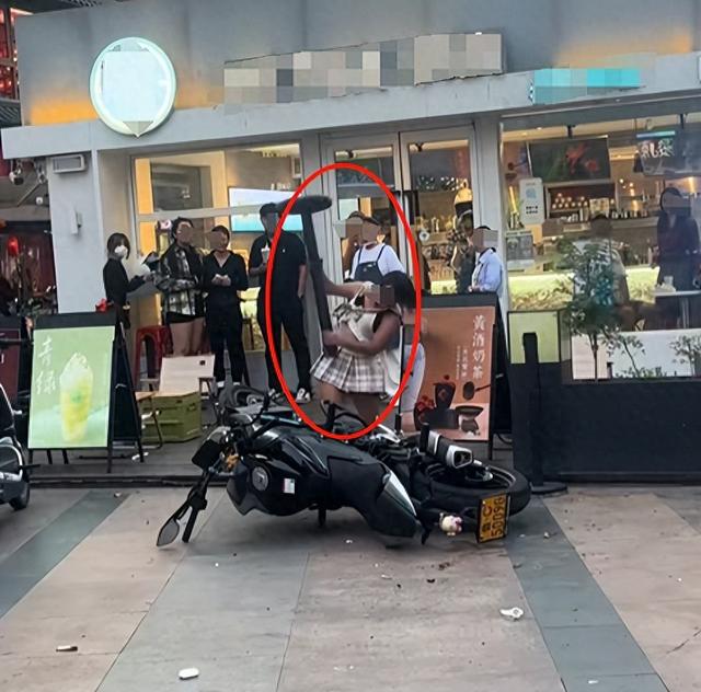 妹子砸车攻略（精神小妹砸车后续当场被警方抬走）