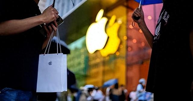 跻身精英俱乐部！苹果追平微软英伟达	，AI是最大软肋？