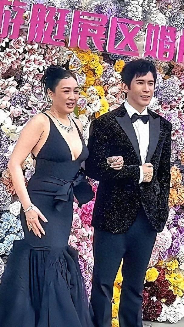 钟丽缇这身真憋屈，身材把裙子都快撑爆了，感觉快被裙子勒憋气了