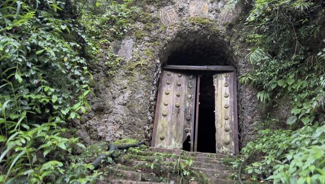 青城山奇怪洞穴住满“妖魔鬼怪”！内部犹如地狱，太恐怖了吧！