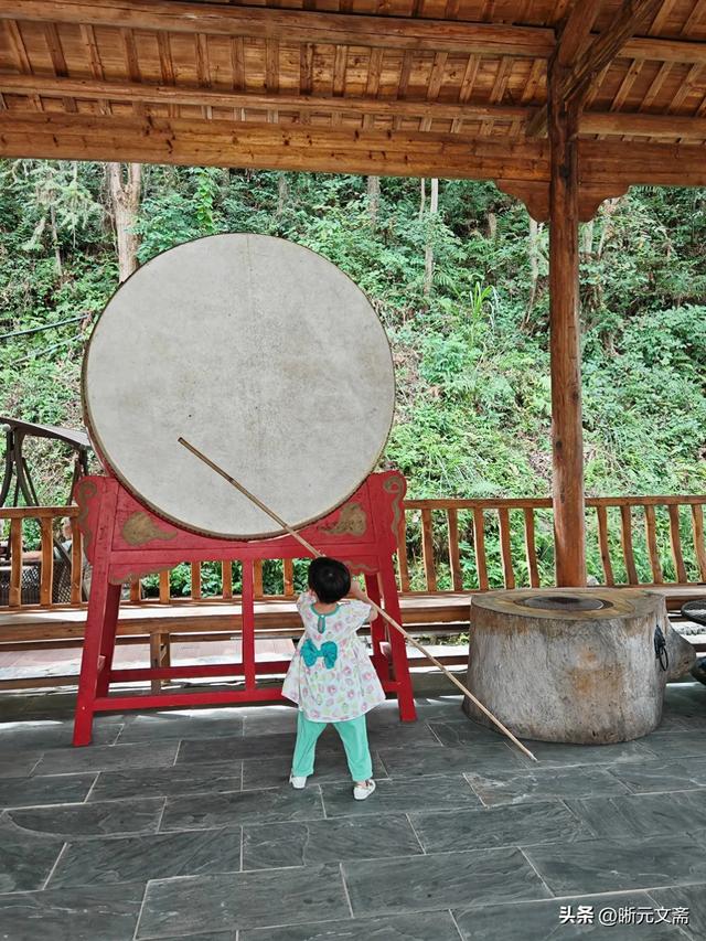 肖小绿的故事:登台独唱《五星红旗》。