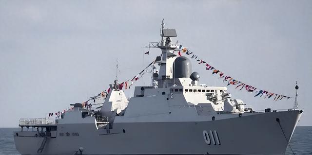 越南继续搞事情？出稀土新规后，越军舰穿台海，对华示威对美示好