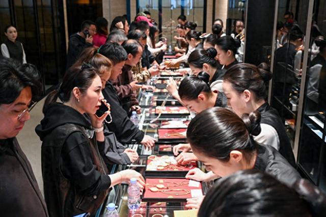 国际金价再次跳水，国内金饰还在买买买