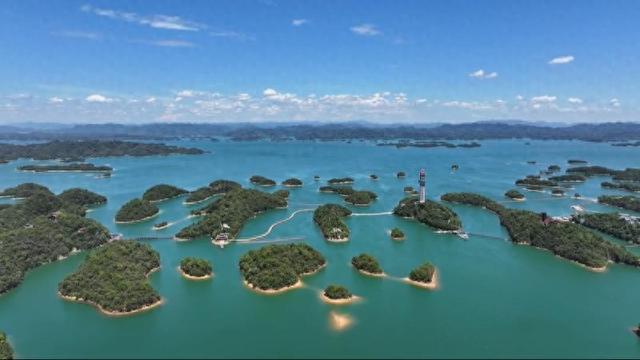 江西九江：庐山西海群岛竞翠 青峰倒影映生态画卷