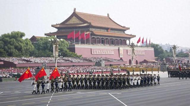 中国反无人机体系曝光！激光+微波+弹幕齐上阵，海战格局将重塑？