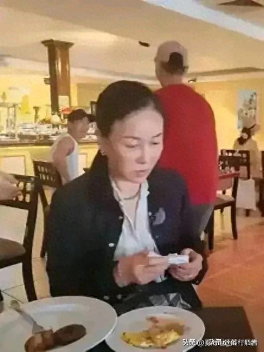 57岁那英在伦敦就餐被拍，全素颜出街，网友直呼这才是真实的老太