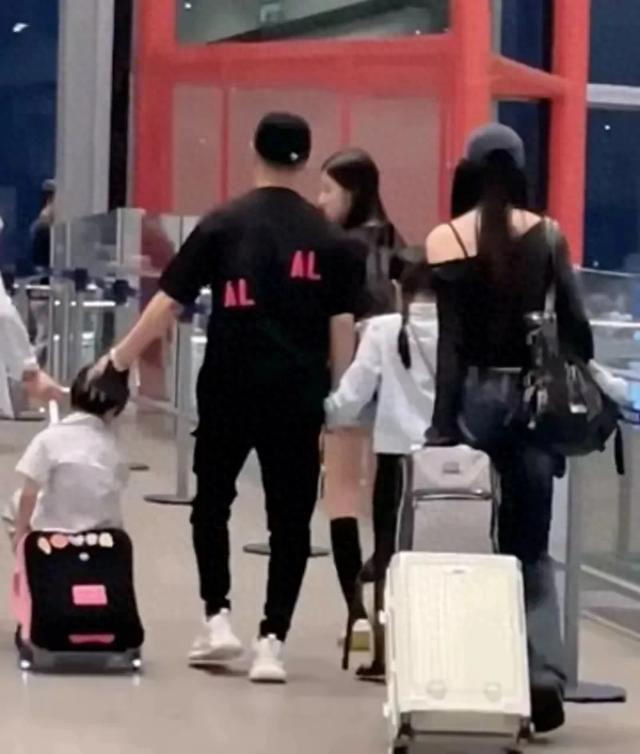 日本6日游结束，汪峰带4 个儿女回国，恶心人的一幕出现了