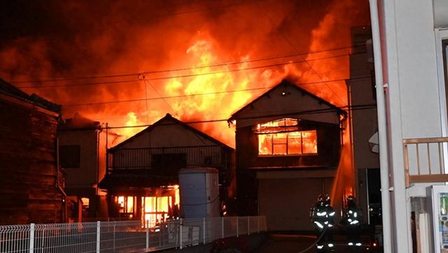 日本全国断网，超170栋建筑焚毁，民众风声鹤唳，高市后悔了？