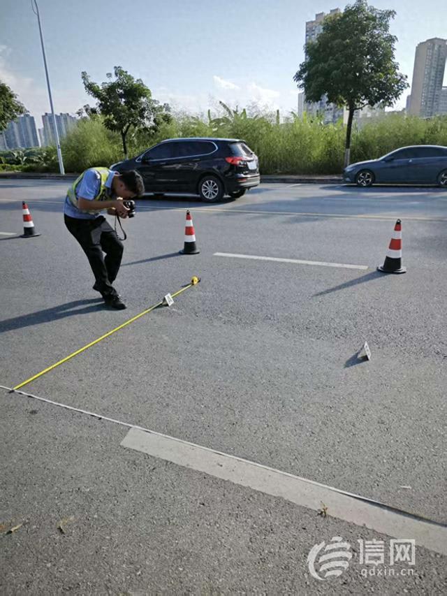 百色一男子避让法院警车摔骨折：警车未亮警灯跨双黄线、责任认定待查