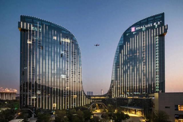 “白鹭展翅”地标建筑酒店！海湾观景免费住+双人茶点任意吃~