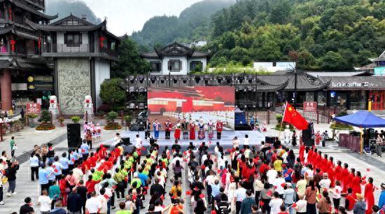 各地游客同频共舞，张家界武陵源奏响“国庆欢歌”