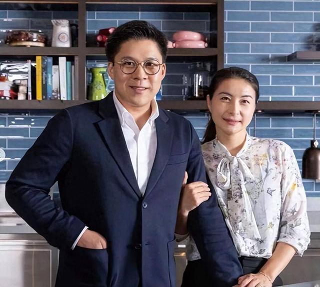 临近年关，轻松"拿捏"霍启刚的郭晶晶，竟意外走上了倪萍的老路