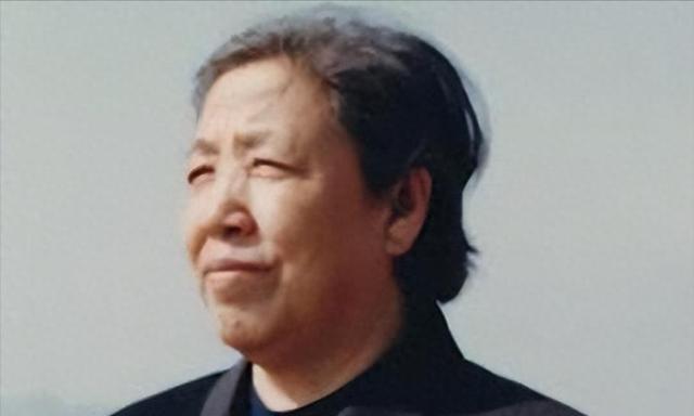 她15岁入党，18岁和主席结婚，如今92岁仍健在，却几乎不出来露面