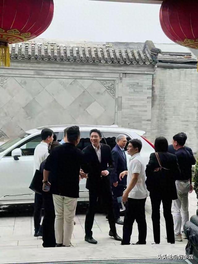 霍震霆父子三人现身北京，霍启刚温润如谦谦君子，霍启山帅气逼人
