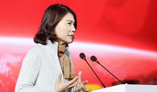 一个都跑不掉！华为600万年薪高管，带13人偷芯片，如今下场解气