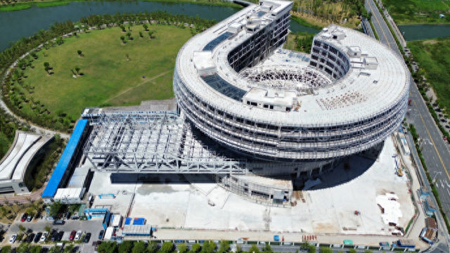 拥有国内地上最高室内亚克力深潜池，临港星海汇2026年底竣工