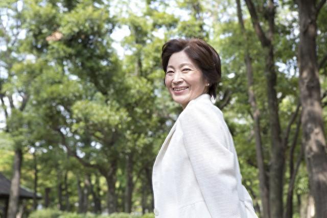 我62岁退休金7200，亲家母天天喊我过去吃饭，一场疾病才知她的好