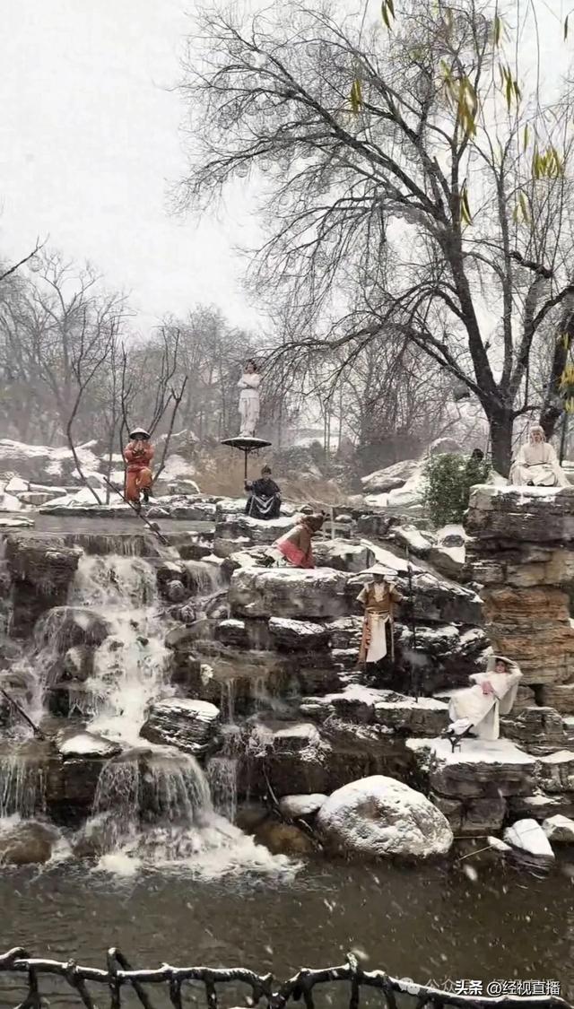 景区NPC雪中静立被赞“太敬业”!网友:我一分钟都扛不住,景区:有保暖措施,会安排换班