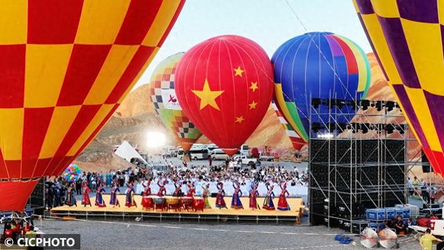 甘肃张掖：热气球邂逅七彩丹霞