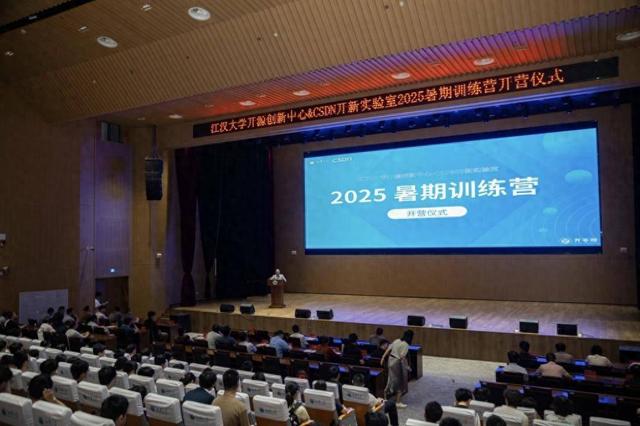 江汉大学探索校企协同育人模式 提前打造人工智能职场软实力
