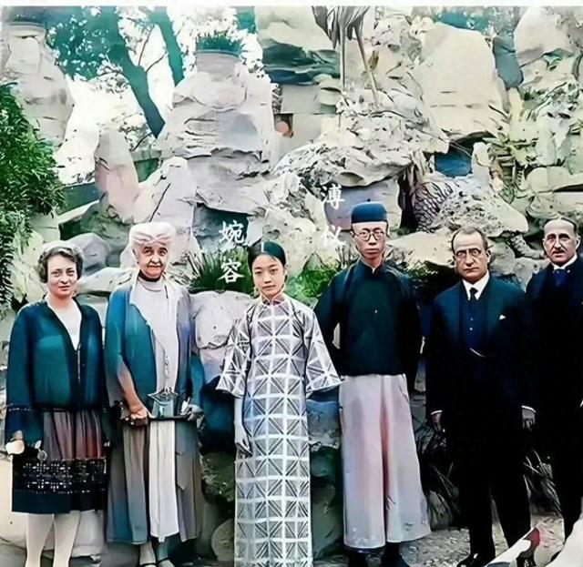 末代皇帝溥仪与皇后婉容，1922年与外国人在颐和园的珍贵合影