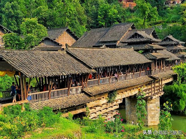 遵义乌江寨山峦连绵起伏 碧水绕寨而行