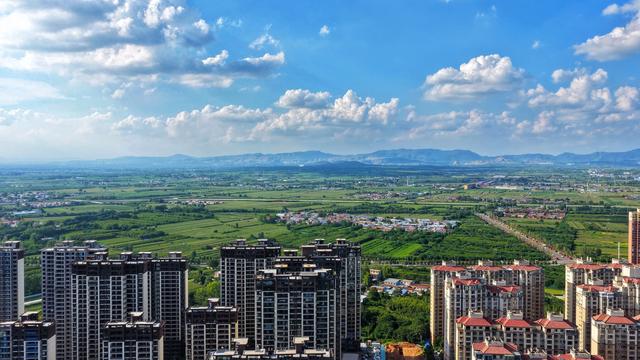 禹州颍河上空的蓝天白云，是当地一道清新动人的自然景致。