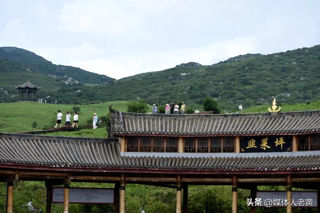 六盘水“贵州屋脊”韭菜坪清凉气候吸引各地游客赏景避暑游