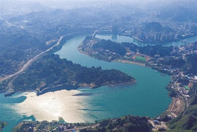 长河拥翠 轻舟破画