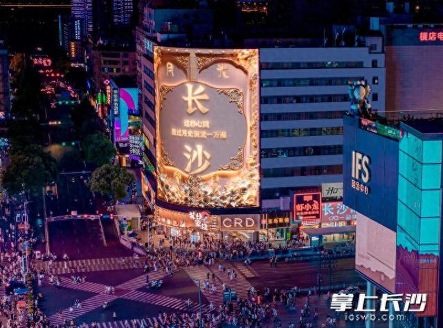 长沙浪漫升级，七夕裸眼 3D 秀亮相五一广场