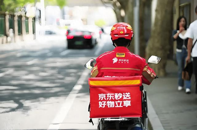 解读京东Q2：利润腰斩换用户增长40%，外卖这场仗打的值不值？