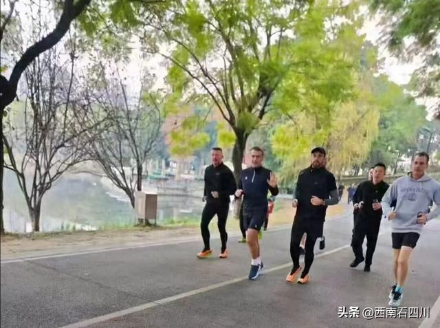秒杀巴黎的晨跑圣地!马克龙用脚步为成都“代言”,网红湖这样练成