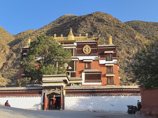 格鲁派六大寺，拉卜楞寺是其一，也是甘南旅游路线上的重要一站