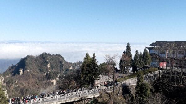 张家界国家森林公园迎初冬云海 吸引大批中外游客驻足