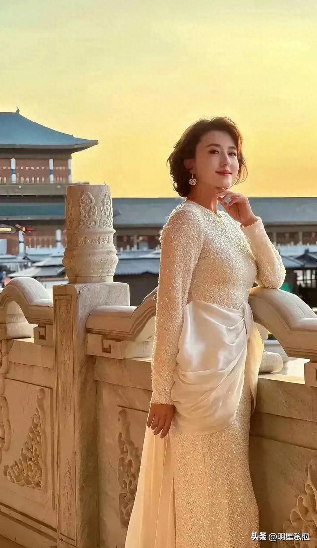 央视最美主持人张蕾都胖了，胸都跟着水涨船高，变丰满了