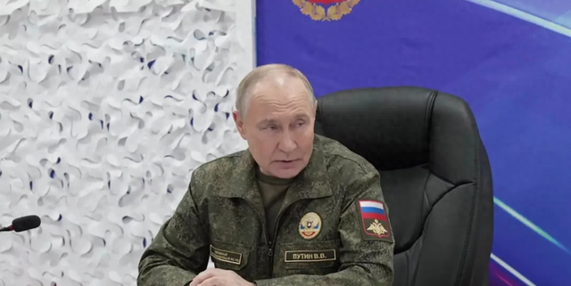 乌15个营被包围后，普京现身前线，转折点已来，俄军迎高光时刻