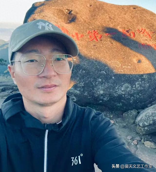 为了看日初，潘老师夜登石谷解
