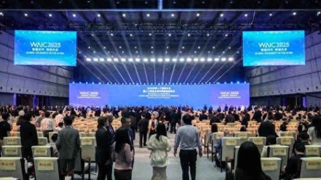 “AI教父”辛顿呼吁“AI向善”，2025世界人工智能大会开幕