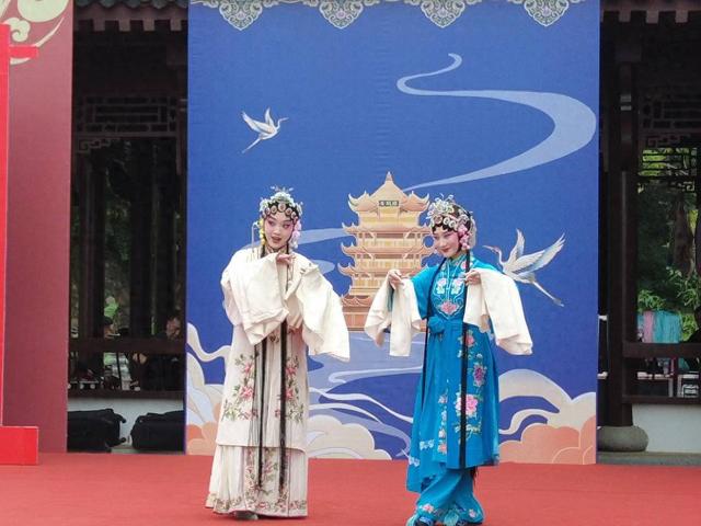 【荆楚焕新】转角遇见“秀”：景区里的文艺演出让城市更亲切可爱